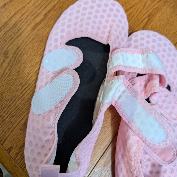 10/11 Pink Swim Shoes - Picture 3 of 5